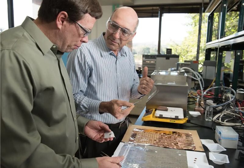NLR researchers with the internal short circuit testing device made of tiny metal discs positioned between the cathode and anode