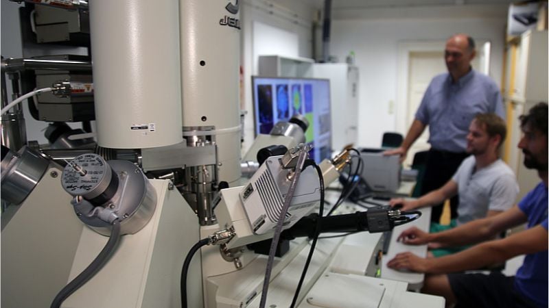 Research microscope