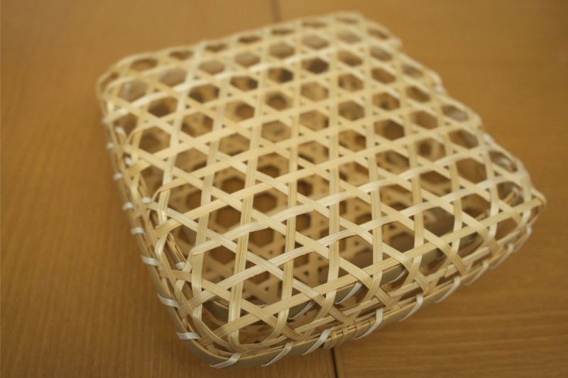 The Japanese kagome style of basket weaving inspired the structure of the 3D crystal.