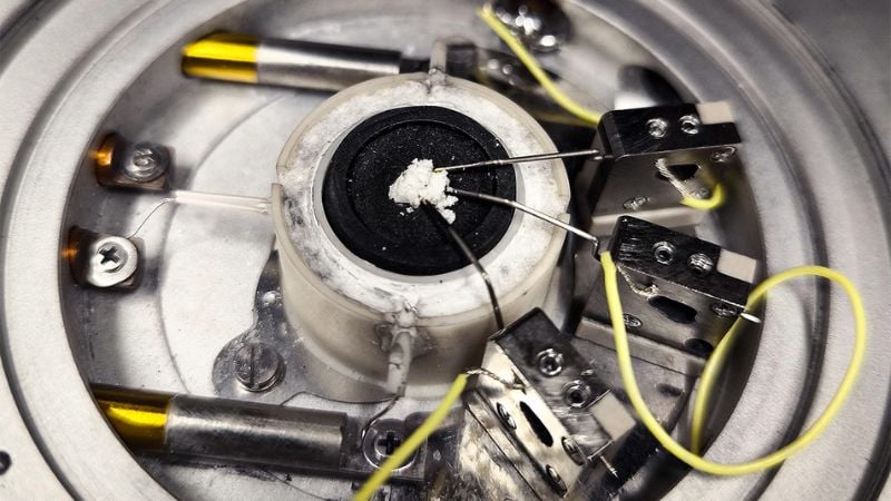 The experimental setup for converting carbon dioxide into solid carbon using molten salt electrolysis.