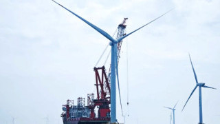 As Wind Turbines Get Bigger, Industry Trouble Blows In