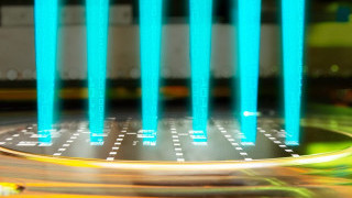 Maskless Exposure Lithography with High Resolution Patterning for High Volume Manufacturing