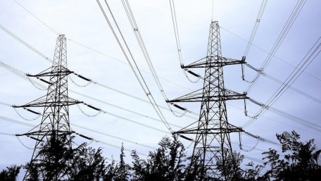 Understanding Capacitance in Overhead Transmission Lines