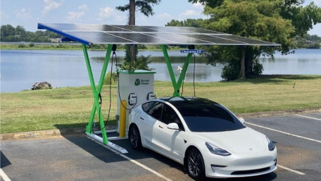 Solar Canopy Plus Battery Charges EVs Off-Grid