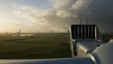 Wind Turbine-Coupled PV Hybrid Power Converter