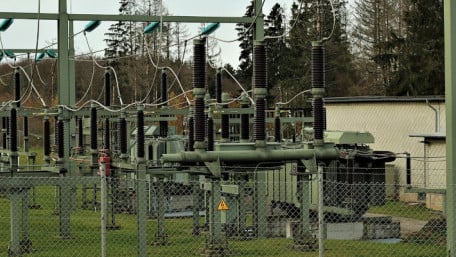 Stabilizing HVDC Links With Adaptive Controls
