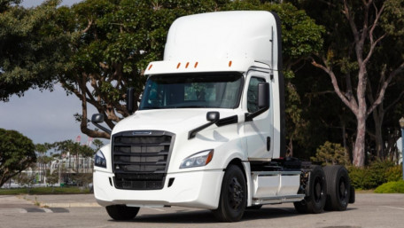 First Freightliner eCascadia Battery Electric Trucks Headed to Customers